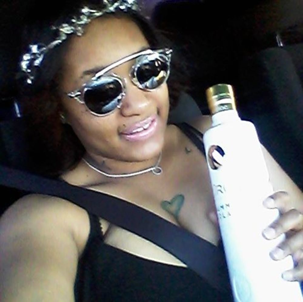 Meet your Posher, Lona